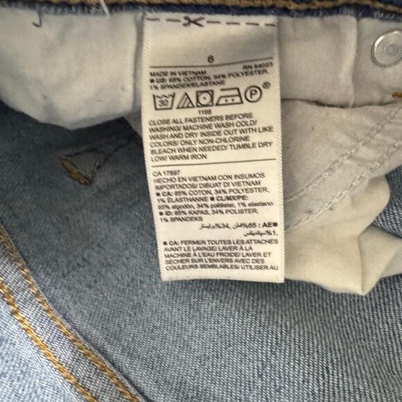 Old Navy Curvy Skinny Jeans | Women's Size 6 | Mid-Rise Medium Wash Distressed - Picture 5 of 8